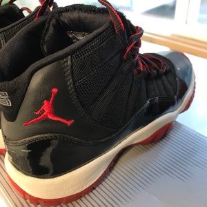 Air Jordan Retro 11 Size 5Y Black/Varsity Red
